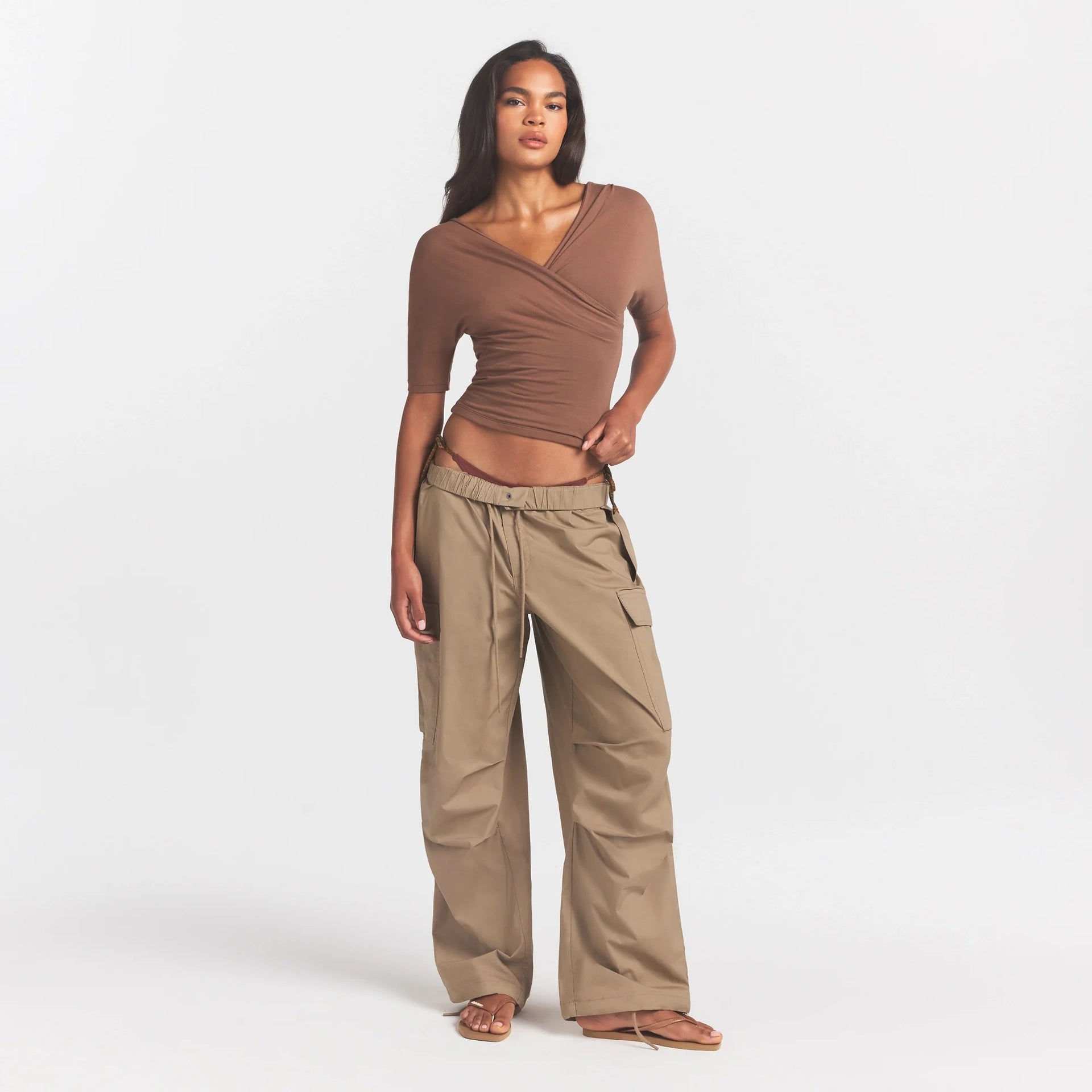 WOVEN COTTON OVERSIZED LOW RISE CARGO PANT | DESERT