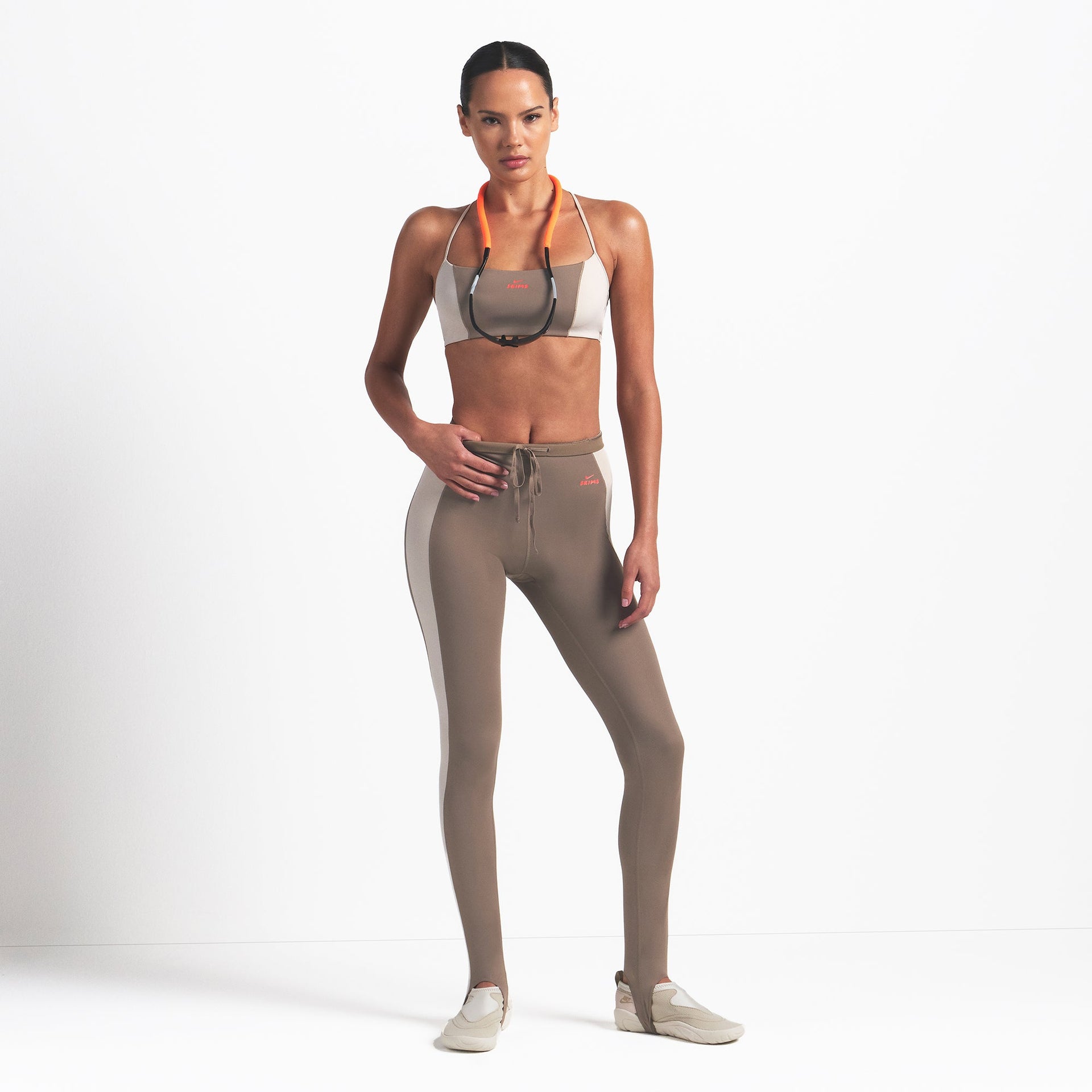 NikeSKIMS SHINE DRAWCORD STIRRUP 26" LEGGING | TRUFFLE AND STONE