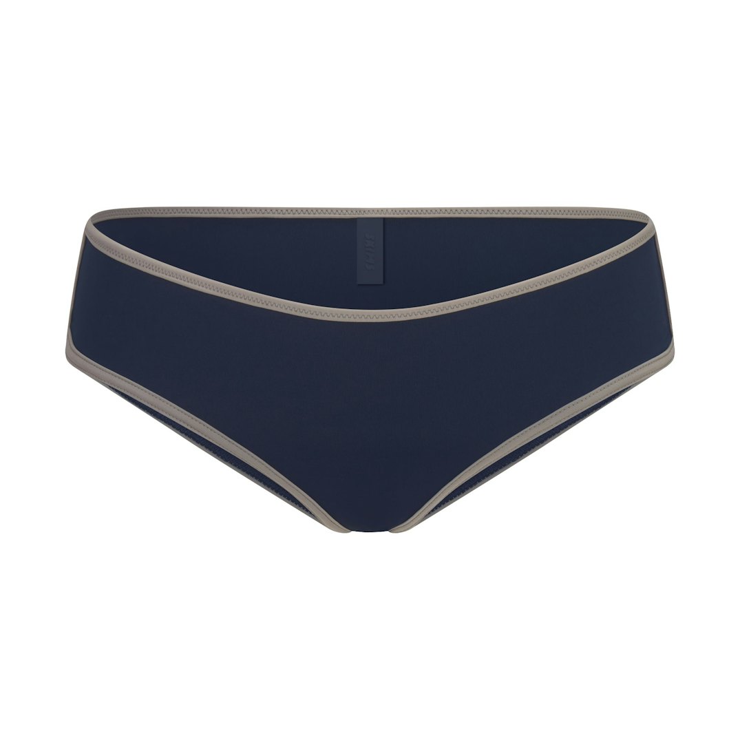 SIGNATURE SWIM HIPSTER BIKINI BOTTOM | NAVY CONTRAST