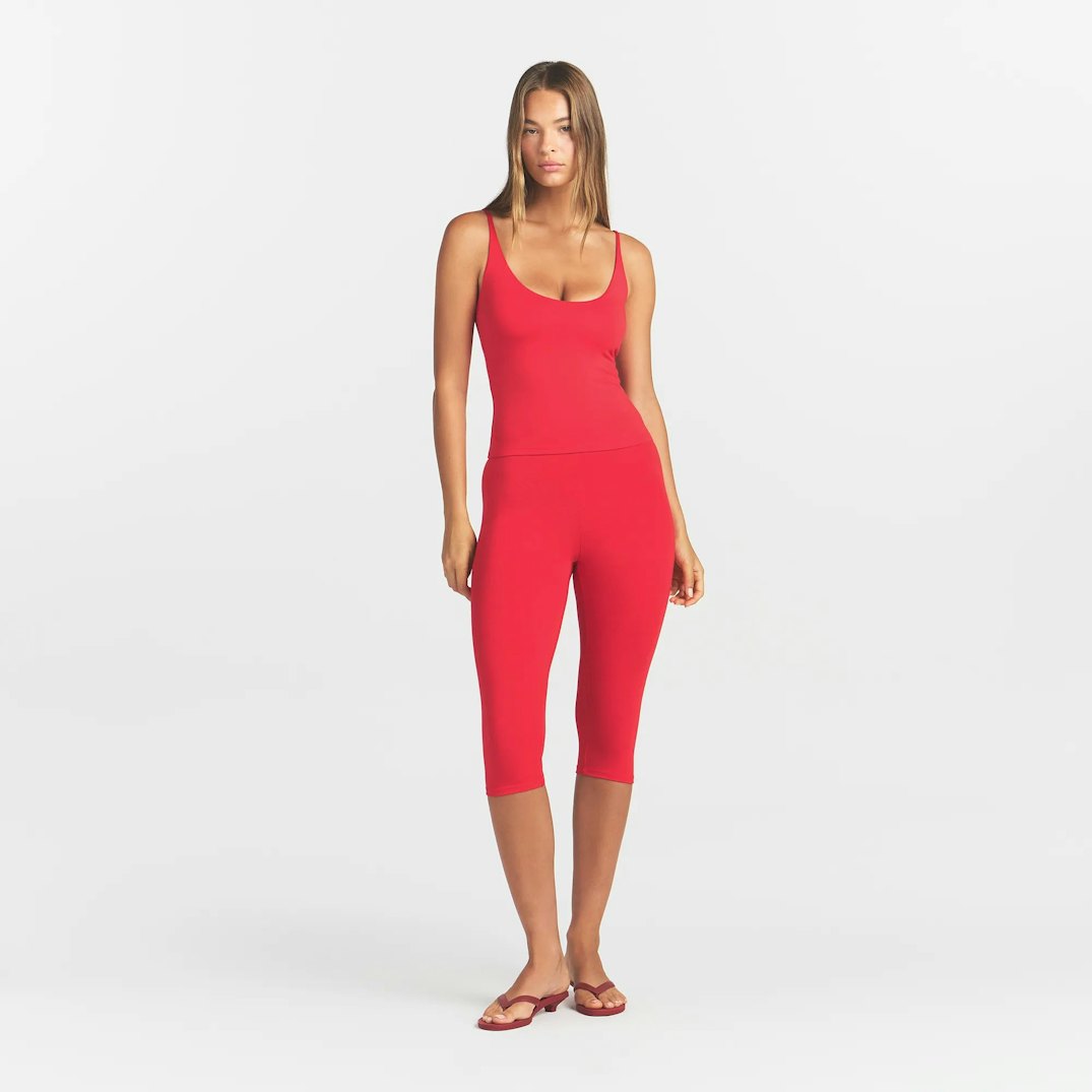 SMOOTH LAYERS SCOOP NECK CAMI | CARMINE