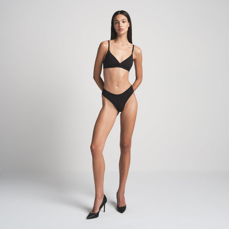 FITS EVERYBODY CROSSOVER BRALETTE | ONYX