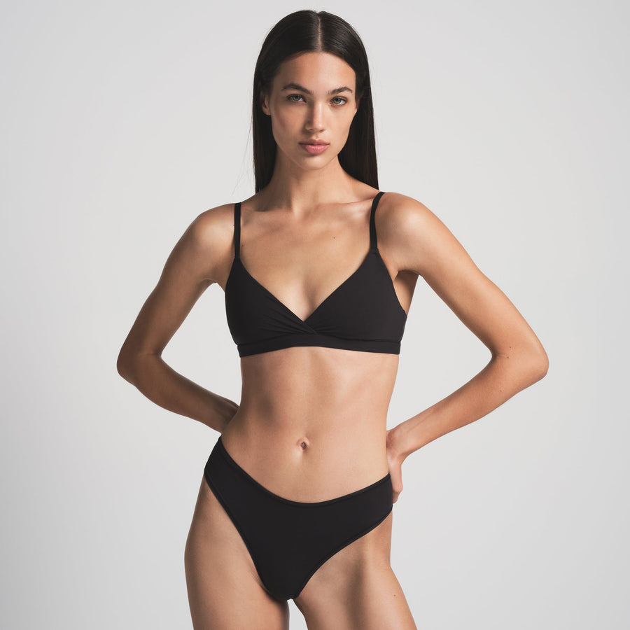 FITS EVERYBODY CROSSOVER BRALETTE | ONYX