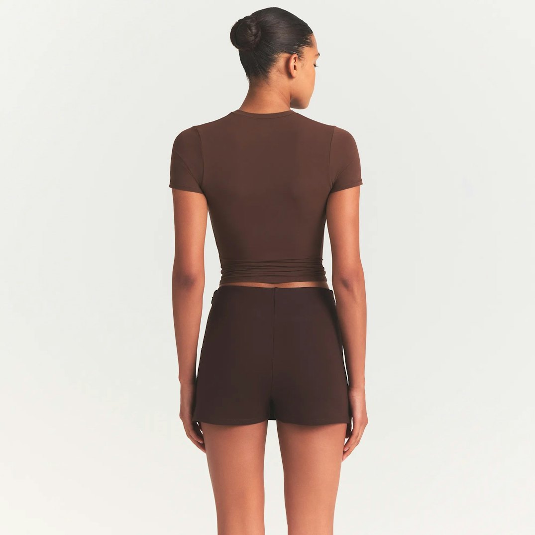 THE ESSENTIAL COLLECTION MINI SKORT | ESPRESSO