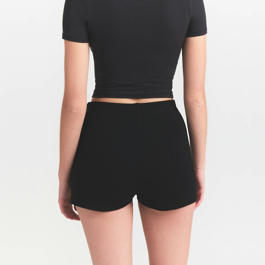 THE ESSENTIAL COLLECTION MINI SKORT | OBSIDIAN