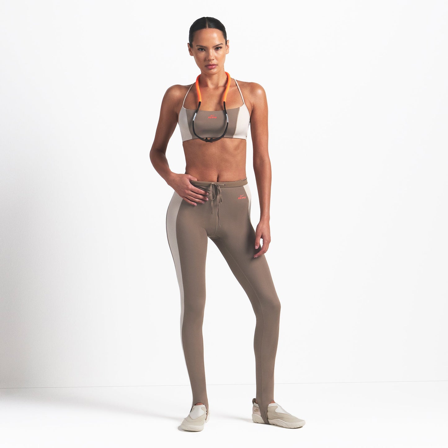NikeSKIMS SHINE DRAWCORD STIRRUP 26" LEGGING | TRUFFLE AND STONE