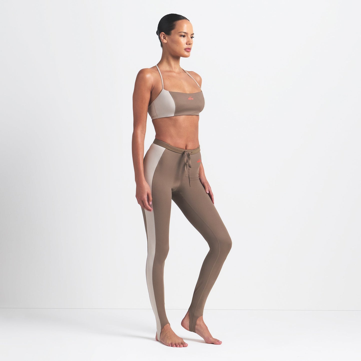 NikeSKIMS SHINE DRAWCORD STIRRUP 26" LEGGING | TRUFFLE AND STONE