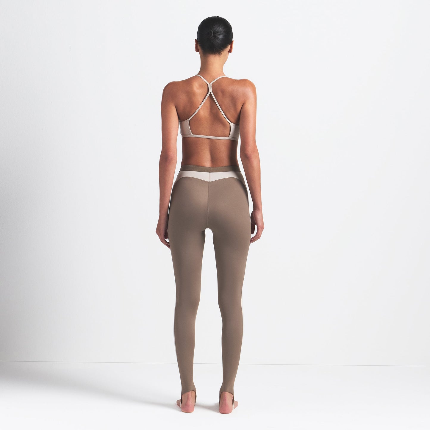 NikeSKIMS SHINE DRAWCORD STIRRUP 26" LEGGING | TRUFFLE AND STONE