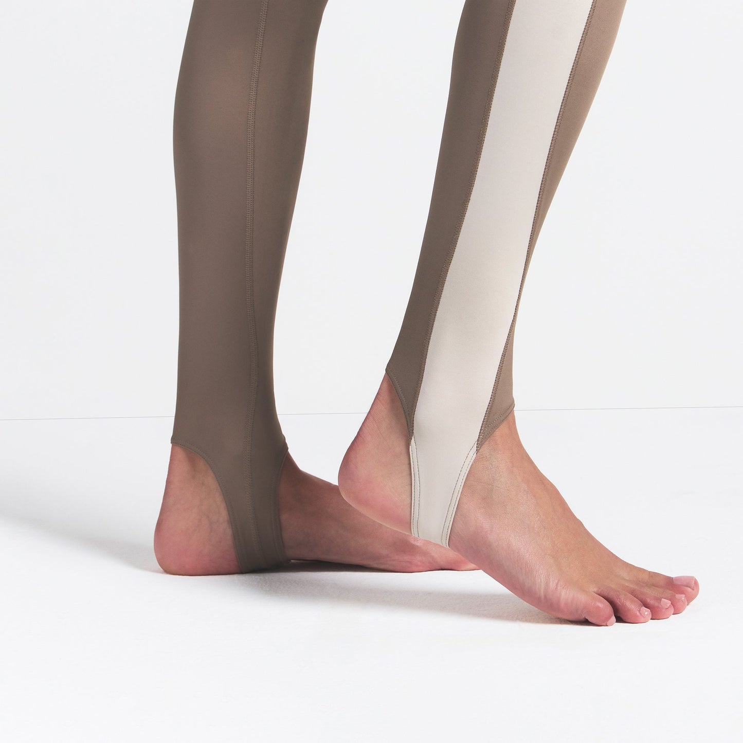 NikeSKIMS SHINE DRAWCORD STIRRUP 26" LEGGING | TRUFFLE AND STONE