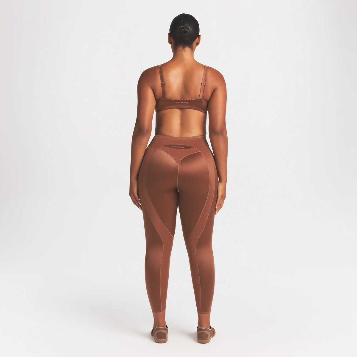 NikeSKIMS SATIN SHINE PANELED 26 LEGGING | CAROB BROWN