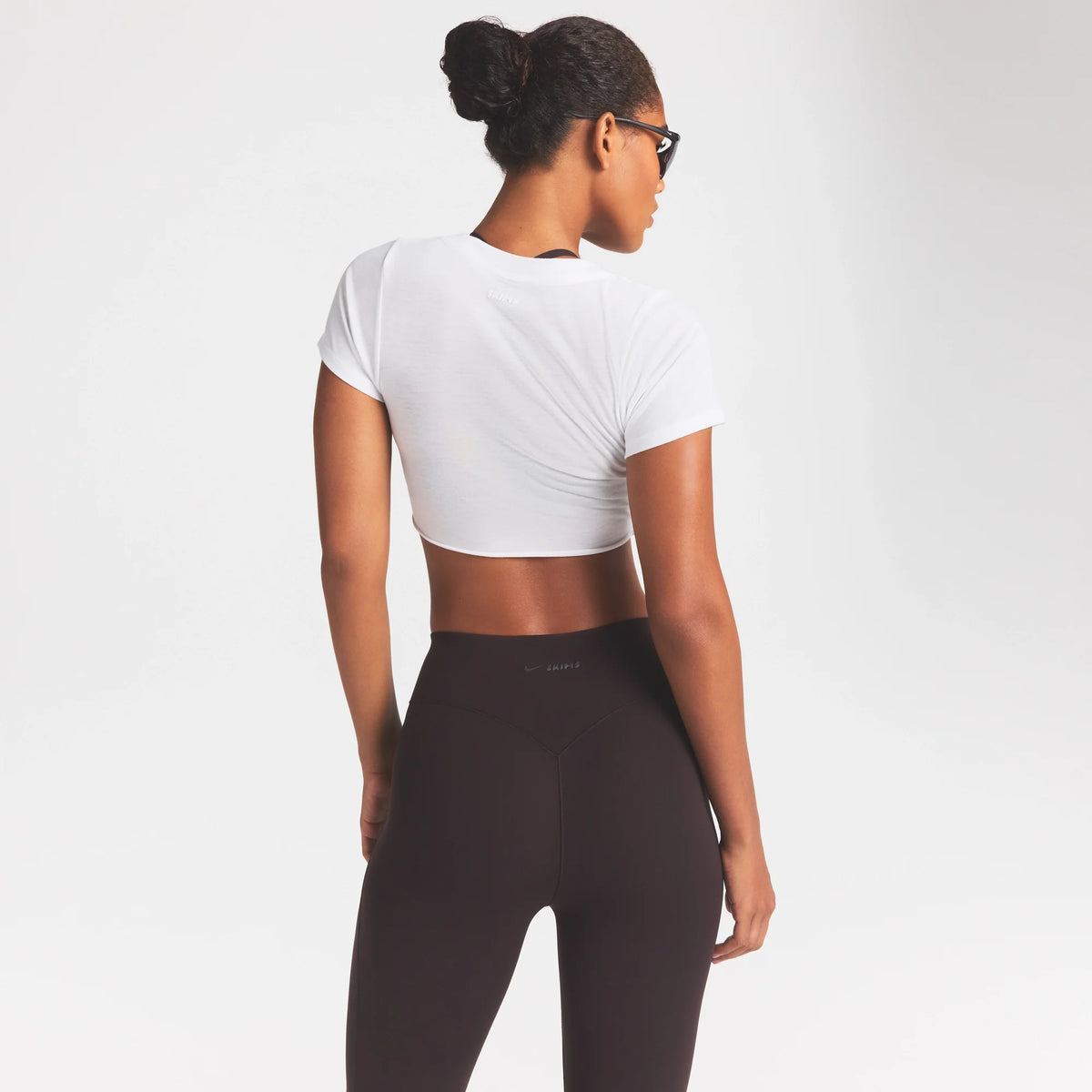 NikeSKIMS PERFORMANCE COTTON BLEND SHORT SLEEVE V-NECK CROP TOP | SNOW