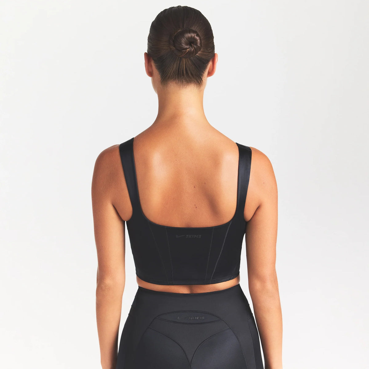 NikeSKIMS SATIN SHINE PANELED SCOOP TANK | OBSIDIAN