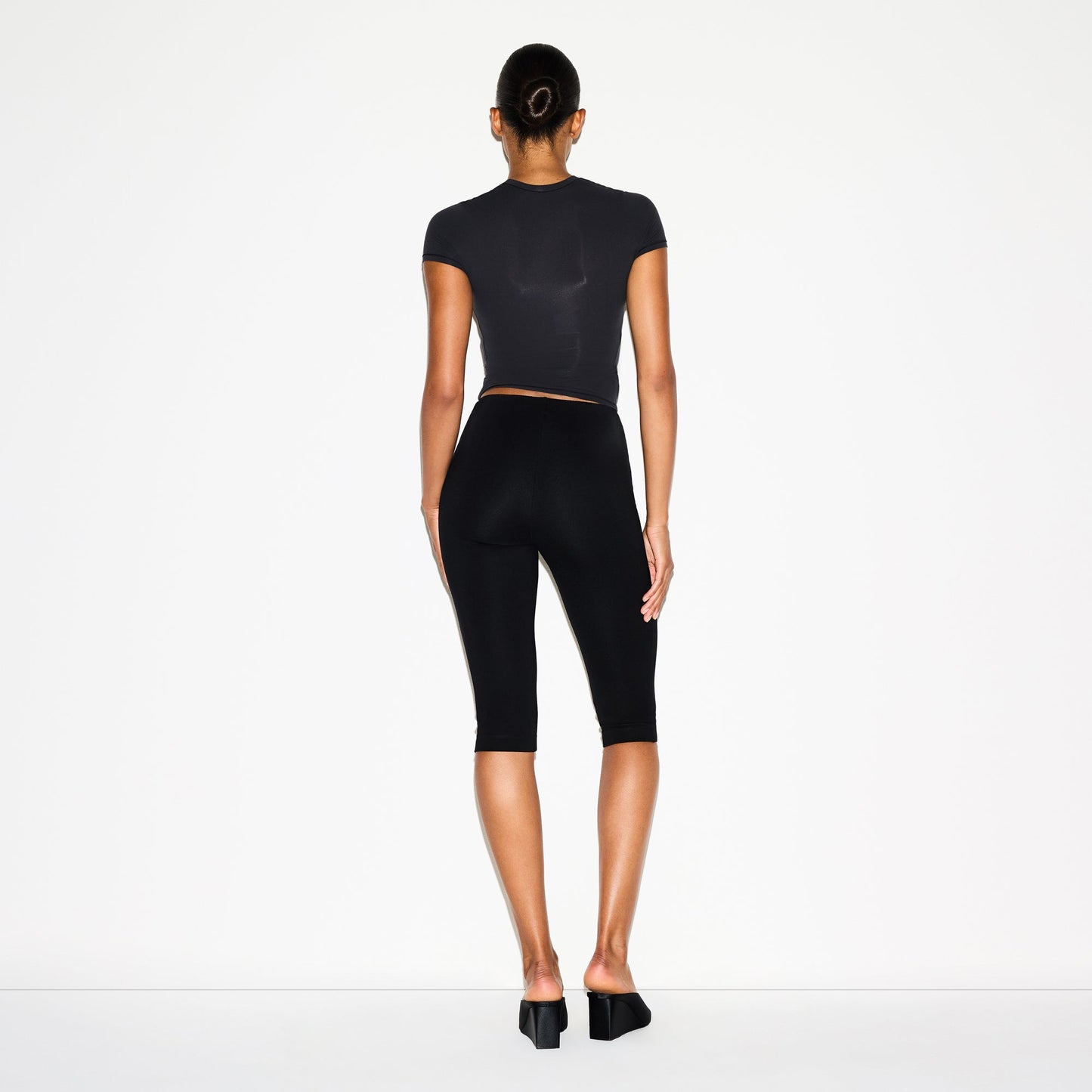 THE ESSENTIAL COLLECTION HIGH-WAISTED CAPRI | OBSIDIAN