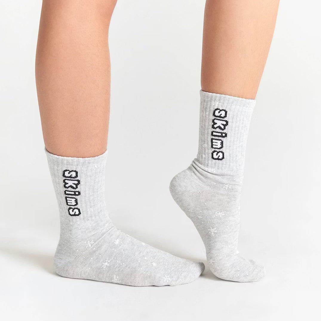 CACTUS PLANT FLEA MARKET X SKIMS RIBBED CREW SOCK 2-PACK | LIGHT HEATHER GREY AND RED