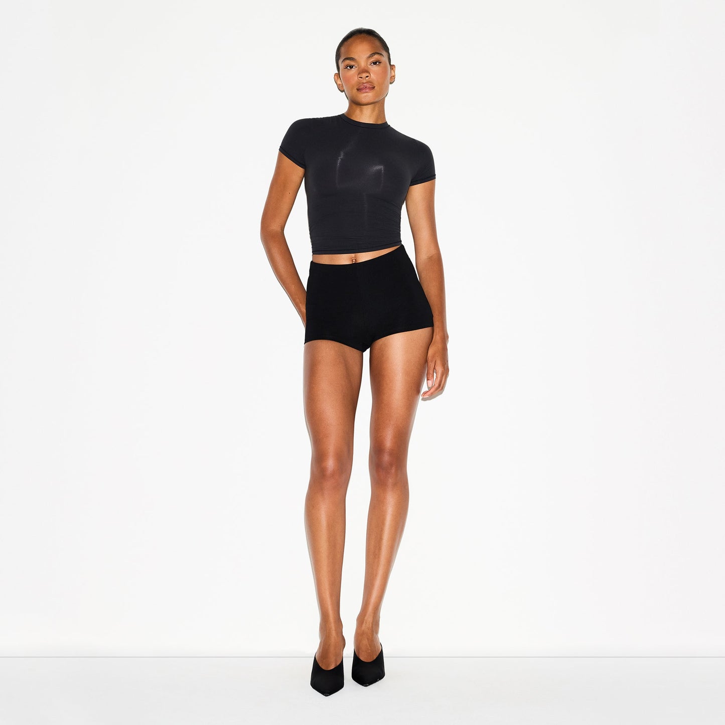 THE ESSENTIAL COLLECTION HIGH-WAISTED HOT SHORT | OBSIDIAN