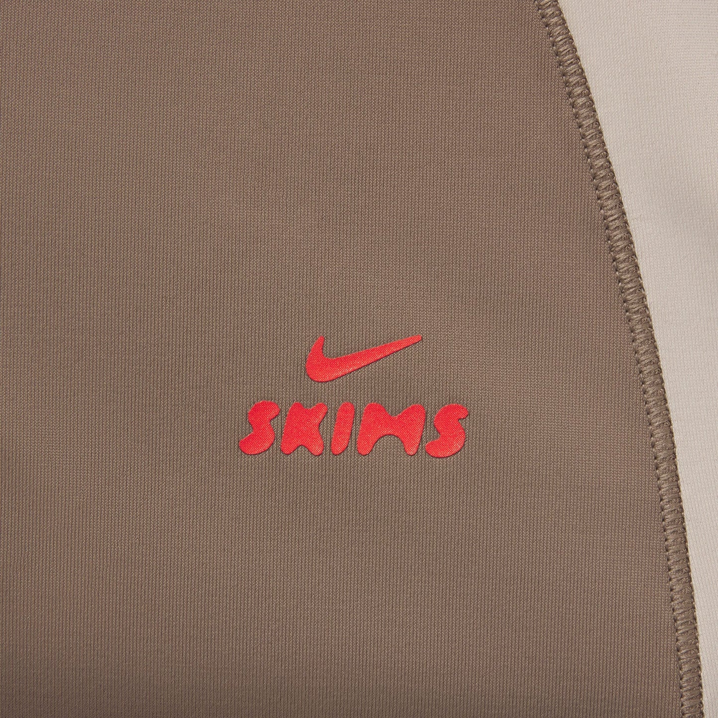 NikeSKIMS SHINE DRAWCORD STIRRUP 26" LEGGING | TRUFFLE AND STONE