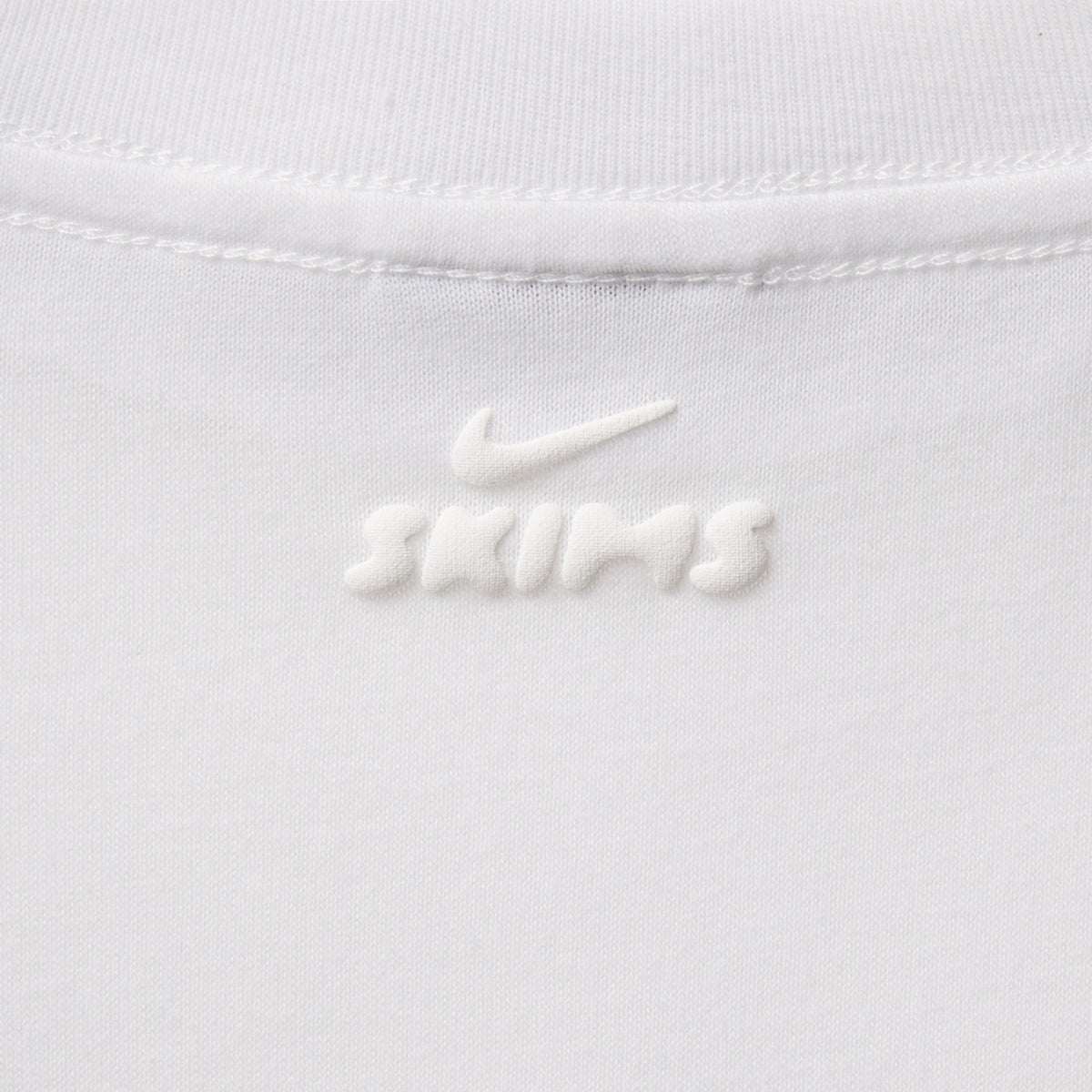 NikeSKIMS PERFORMANCE COTTON BLEND SHORT SLEEVE V-NECK CROP TOP | SNOW