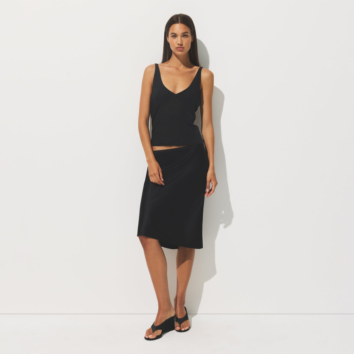 Shell Skim SHEER RIB V NECK TANK | SOOT | SKIMS MÉXICO