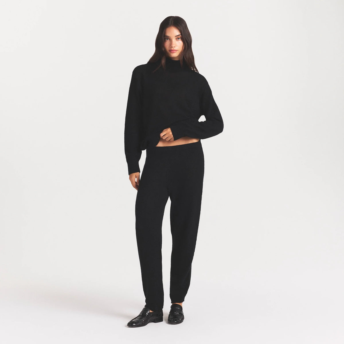 AIRY CASHMERE TURTLENECK | ONYX